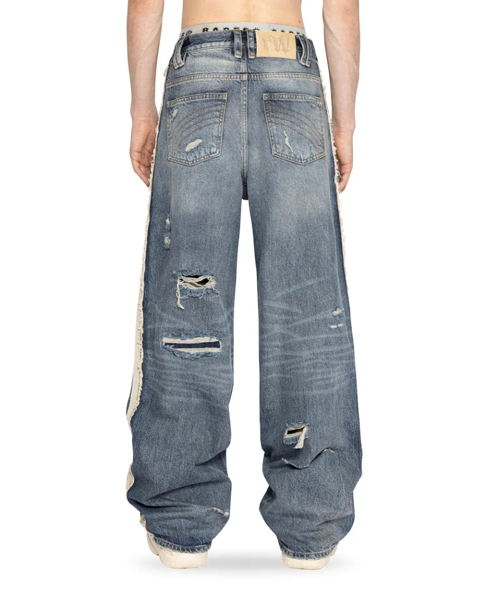 Track Jeans Racer Worldwideのインディゴブルーカラー着用バックスタイル画像。バックスタイルのダメージ感とルーズな立ち姿。
