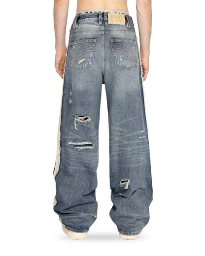 Track Jeans Racer Worldwideのインディゴブルーカラー着用バックスタイル画像。バックスタイルのダメージ感とルーズな立ち姿。