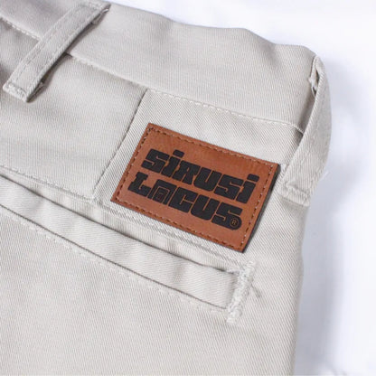 【SIRUSI LOCUS】 DISTORTION LOGOTYPE WORK PANTS バックウエスト ブランドレザーパッチ ディテール