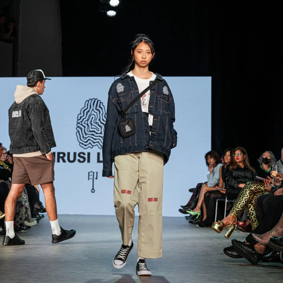 【SIRUSI LOCUS】 DISTORTION LOGOTYPE WORK PANTS ファッションショー ランウェイ着用 スタイリングイメージ