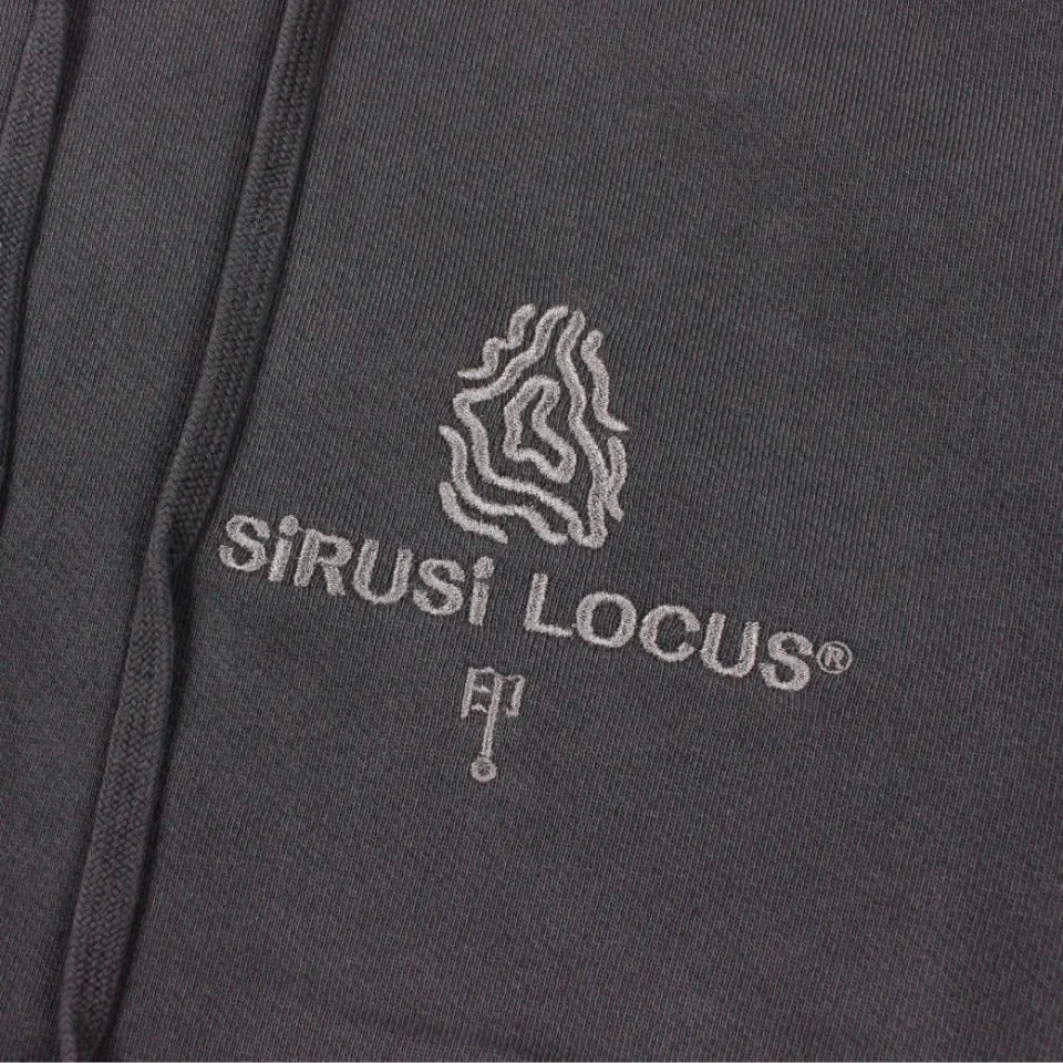 【SIRUSI LOCUS】 SIRUSI LOGO PIGMENT HOODIE 胸元SIRUSIロゴ刺繍 ディテール