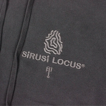 【SIRUSI LOCUS】 SIRUSI LOGO PIGMENT HOODIE 胸元SIRUSIロゴ刺繍 ディテール