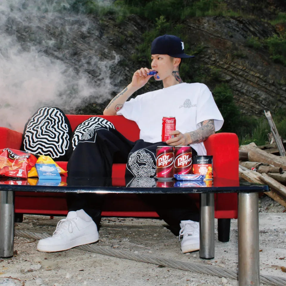 SIRUSI LOCUS SIMON WORK PANTS ブラック ラッパーWatsonが着用 ソファ座り正面スタイリングカット