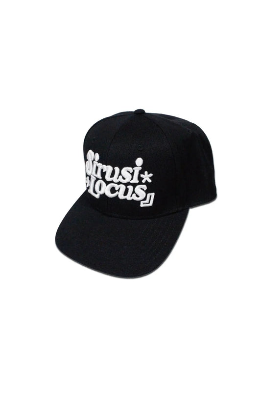 SIRUSI LOCUS SIRUSI LOGOTYPE CAP ブラック 3D刺繍ロゴ スナップバックキャップ 斜め正面アングルカット