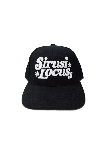 SIRUSI LOCUS SIRUSI LOGOTYPE CAP ブラック 3D刺繍ロゴ スナップバックキャップ 平置き正面フロント全体カット