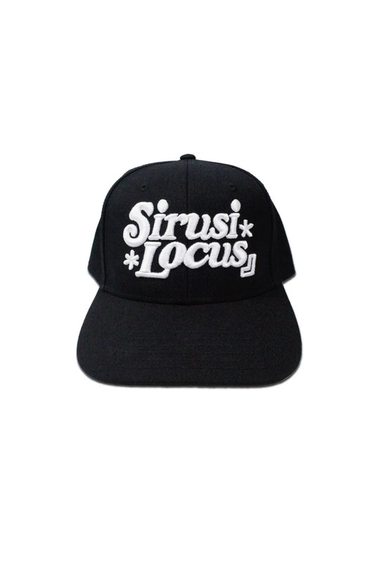 SIRUSI LOCUS SIRUSI LOGOTYPE CAP ブラック 3D刺繍ロゴ スナップバックキャップ 平置き正面フロント全体カット