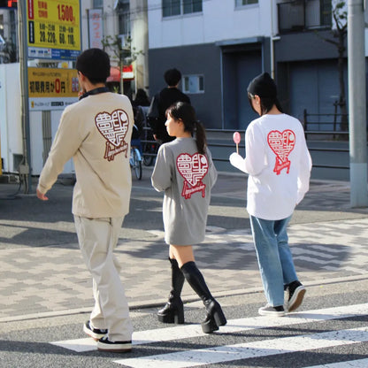 【SIRUSI LOCUS】 夢印愛者 L/S TEE ベージュ（180cm XLサイズ）・グレー（141cm Mサイズ）・ホワイト（165cm Lサイズ）の3カラーモデル着用街頭バックショット