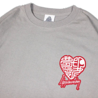 【SIRUSI LOCUS】 夢印愛者 L/S TEE （グレー） 胸元ハート印鑑プリント ディテール