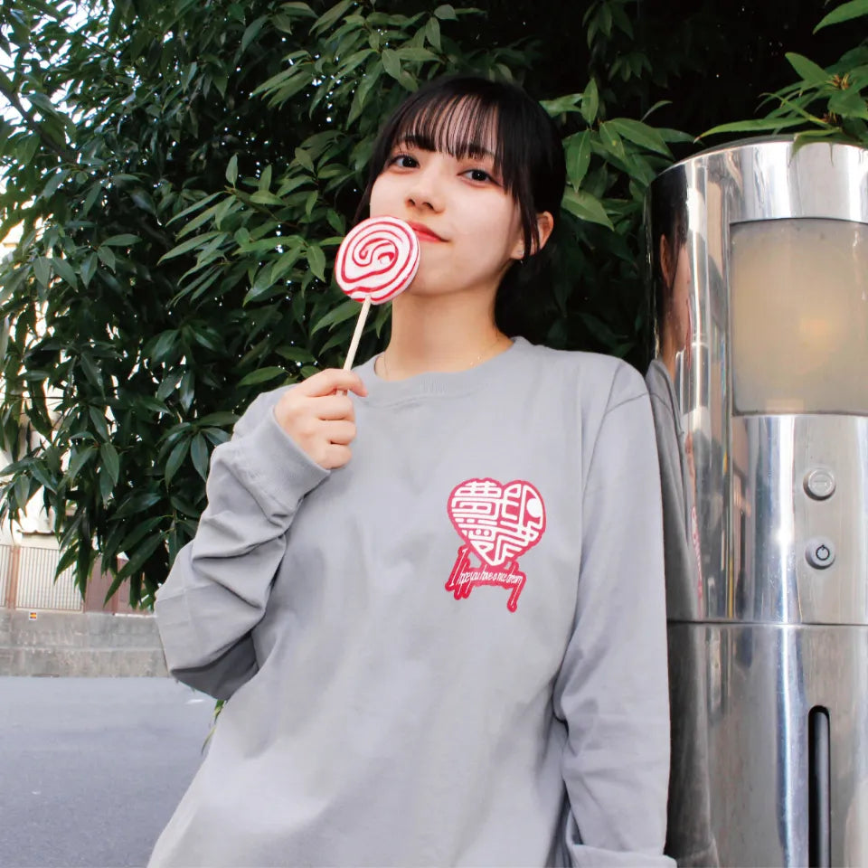 【SIRUSI LOCUS】 夢印愛者 L/S TEE （グレー） 女性モデル 141cm Mサイズ着用正面