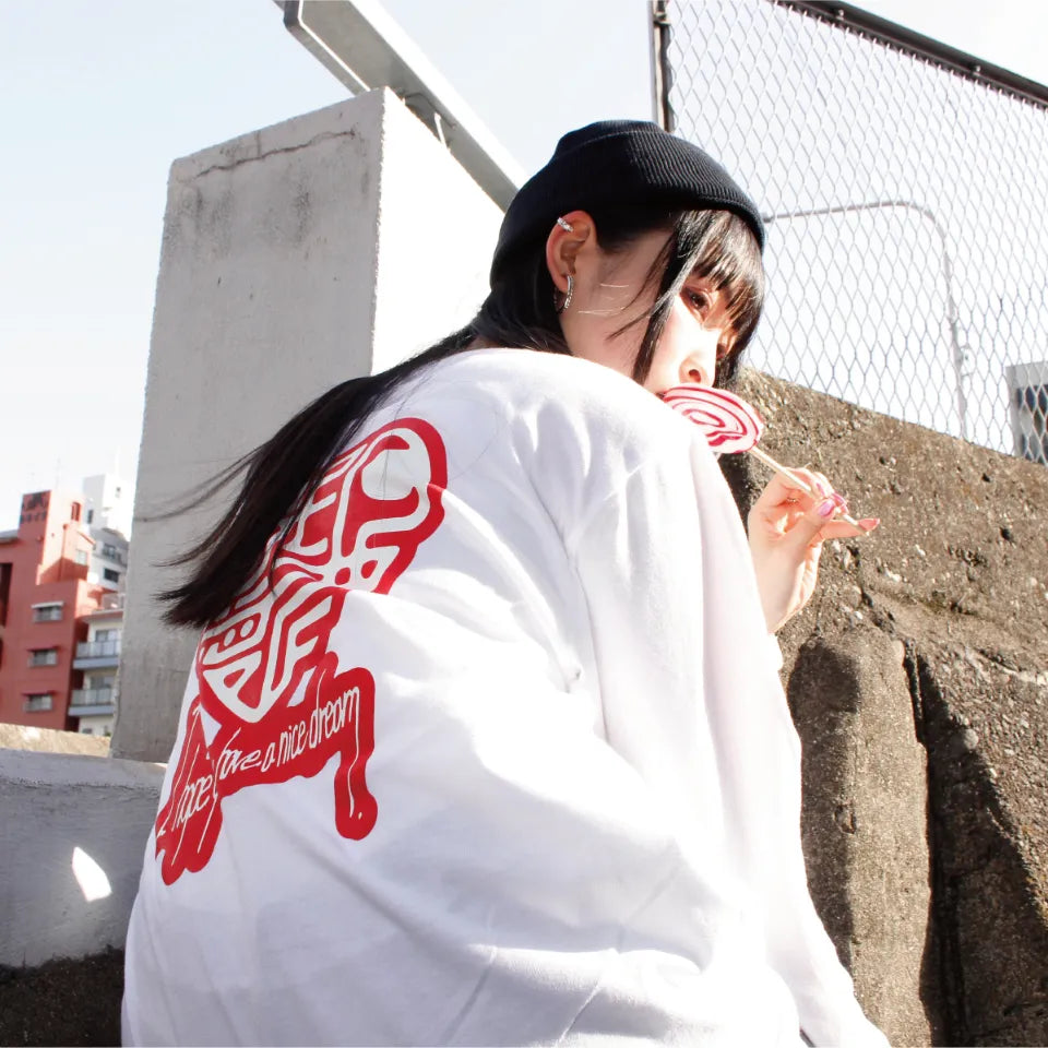 SIRUSI LOCUS】 夢印愛者 L/S TEE （ホワイト） 女性モデル 165cm Lサイズ着用バックプリント