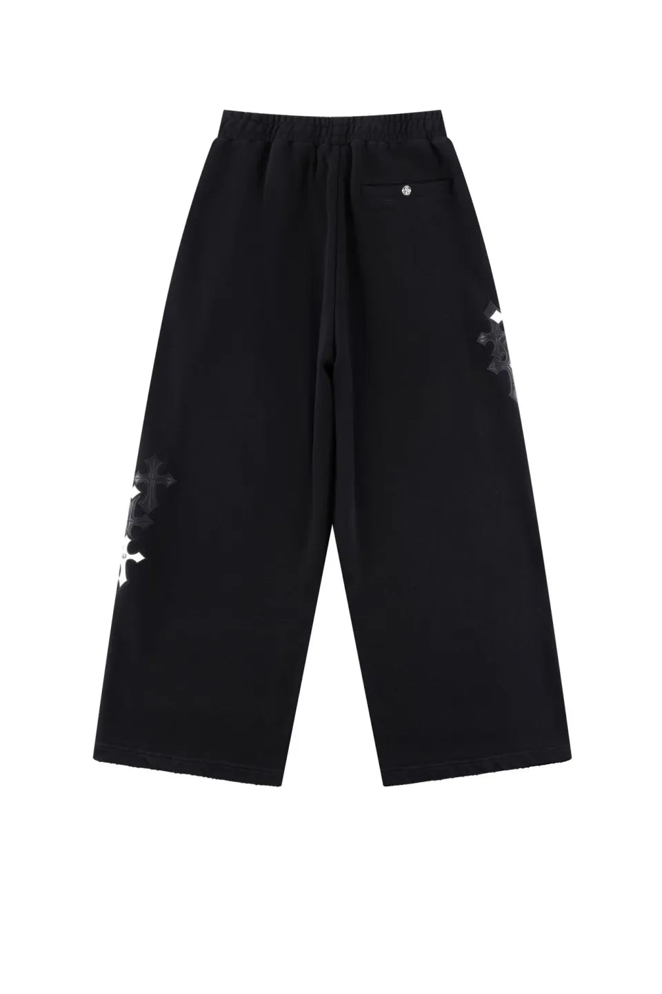Multiple Cross Leather Patch Loose Fit Sweat Pantsの背面。ヒップのポケットと、サイドから覗くクロスレザーパッチのデザイン。