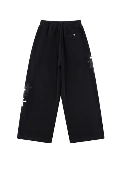Multiple Cross Leather Patch Loose Fit Sweat Pantsの背面。ヒップのポケットと、サイドから覗くクロスレザーパッチのデザイン。