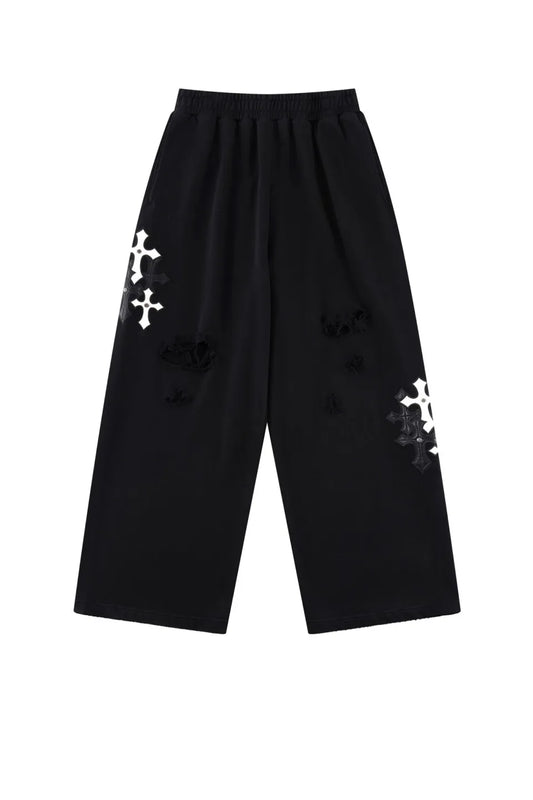 Multiple Cross Leather Patch Loose Fit Sweat Pantsの正面。極太のワイドシルエットとフロントのダメージ加工、サイドのクロスパッチが特徴。