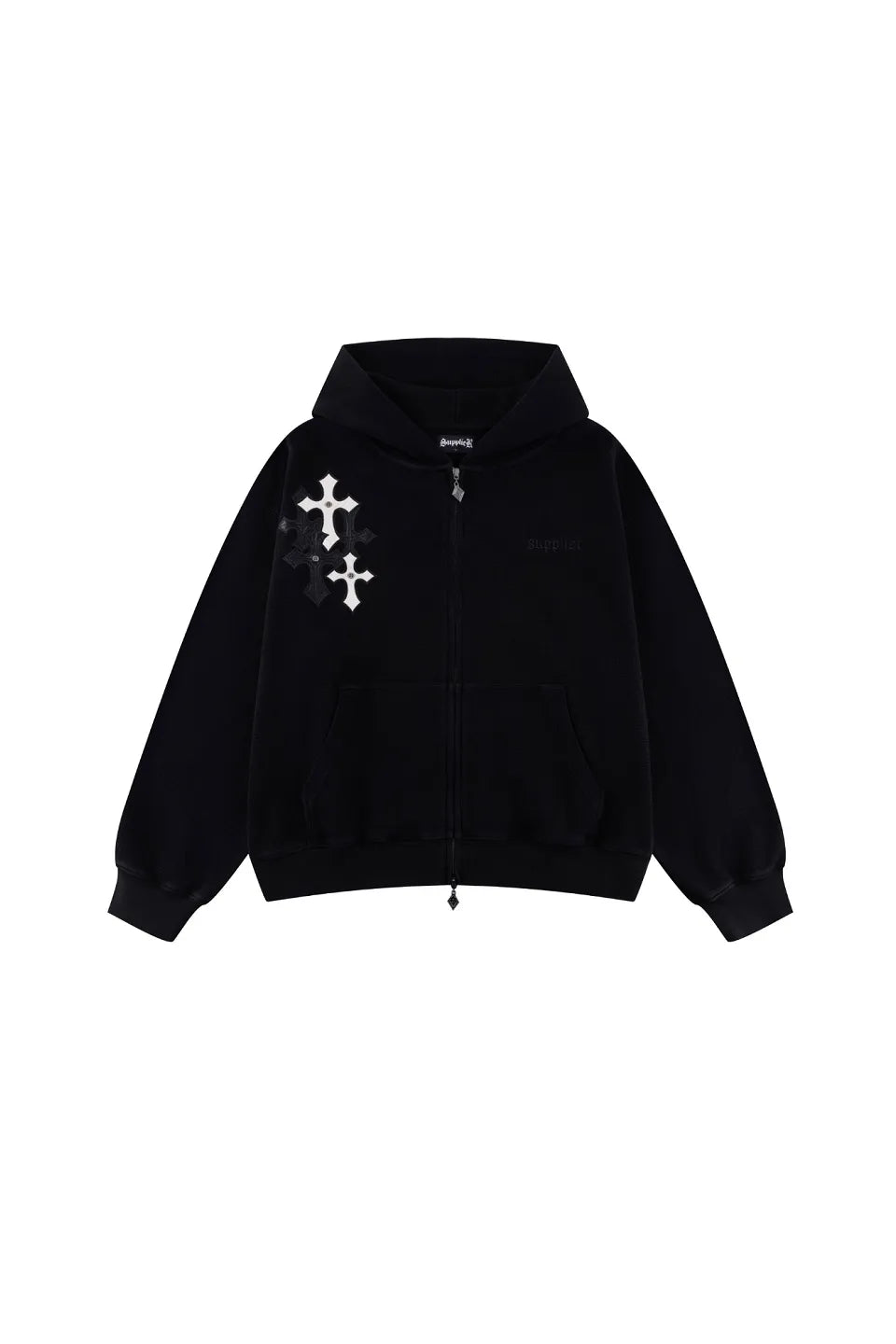 Cross Leather Patch Zip Hoodieの正面。右胸に配置されたホワイトとブラックのレザーパッチ、オリジナルのジップチャームが特徴。