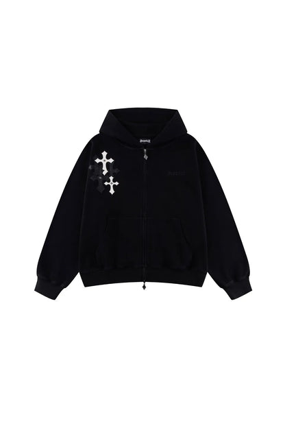 Cross Leather Patch Zip Hoodieの正面。右胸に配置されたホワイトとブラックのレザーパッチ、オリジナルのジップチャームが特徴。