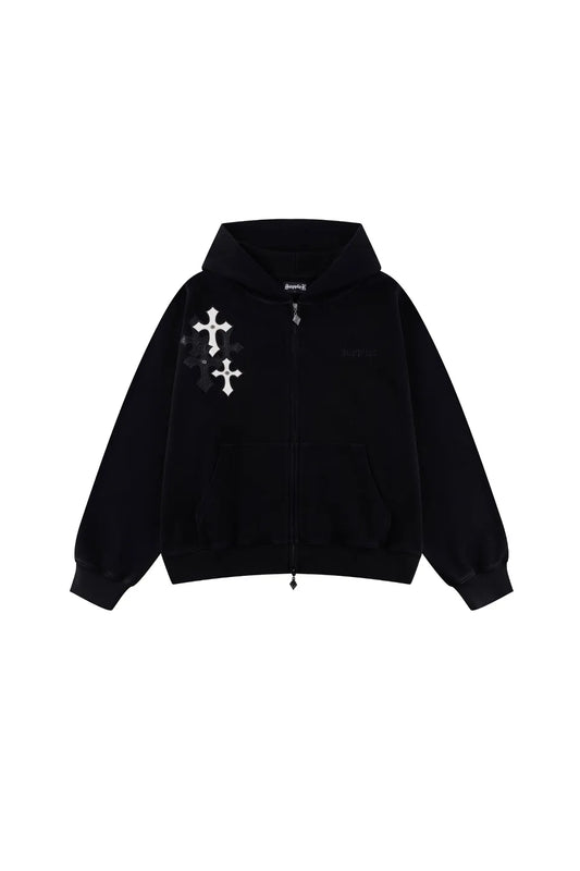 Cross Leather Patch Zip Hoodieの正面。右胸に配置されたホワイトとブラックのレザーパッチ、オリジナルのジップチャームが特徴。