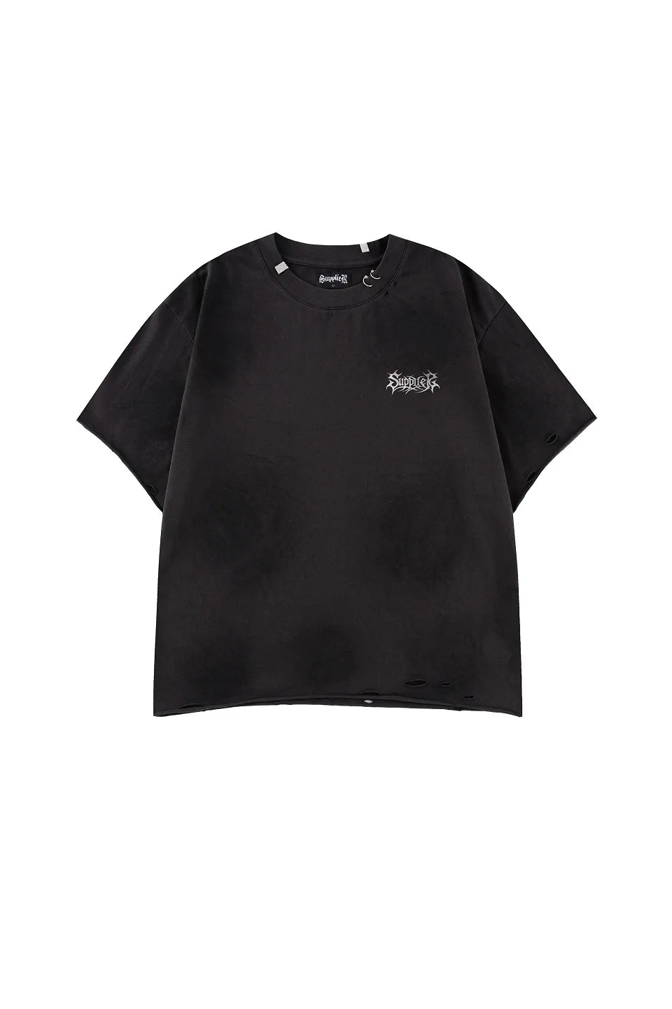 Pierced Tribal Bones Tee - blackの正面。フェード加工されたボディ、首元のピアスとプレート装飾、切りっぱなしの裾が確認できるカット。