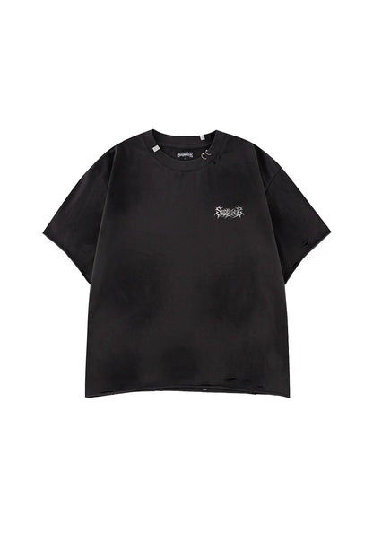 Pierced Tribal Bones Tee - blackの正面。フェード加工されたボディ、首元のピアスとプレート装飾、切りっぱなしの裾が確認できるカット。