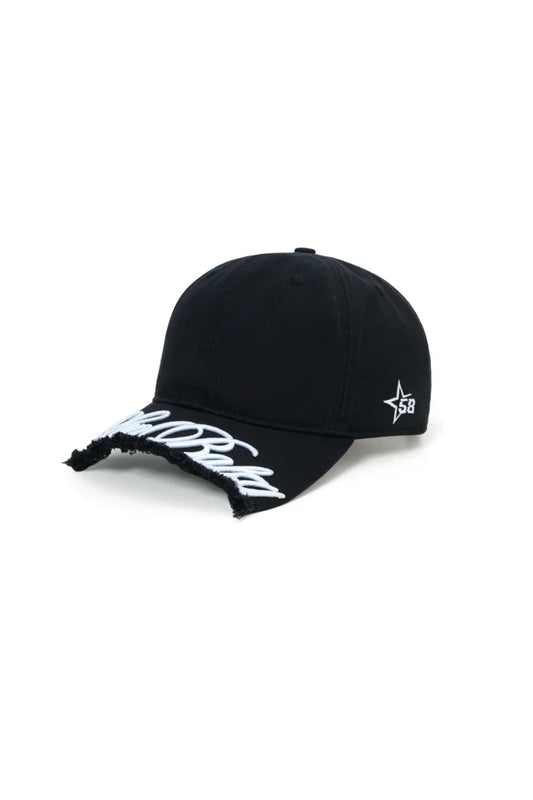 【SupBaby】 Embroidery Logo Cut-Off Brim Cap （BLACK） つば部分のスクリプトロゴ刺繍とカットオフ加工が際立つキャップの正面全体画像