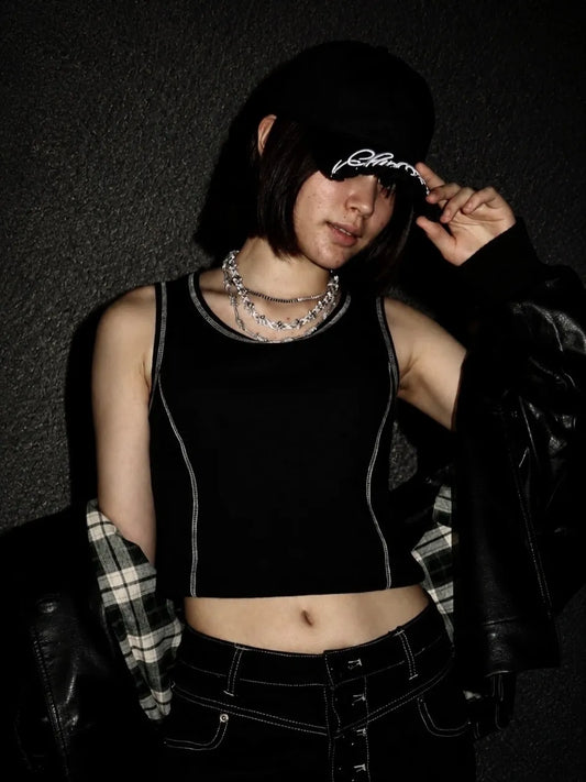 【SupBaby】 Embroidery Logo Cut-Off Brim Cap （BLACK） ストリートウェアとシルバーアクセサリーにキャップを合わせたモデル画像