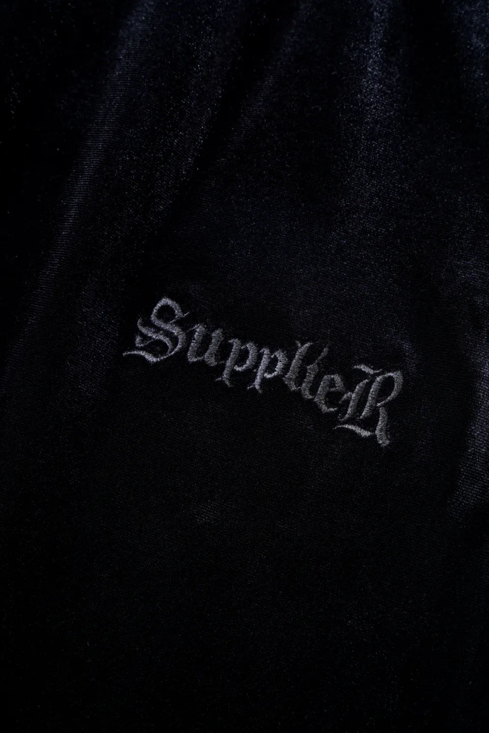 【SUPPLIER】 Micro Cross Rhinestone Velour Track Pants 左腰SUPPLIERロゴ刺繍詳細画像