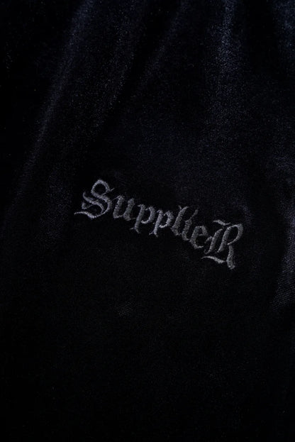 【SUPPLIER】 Micro Cross Rhinestone Velour Track Pants 左腰SUPPLIERロゴ刺繍詳細画像