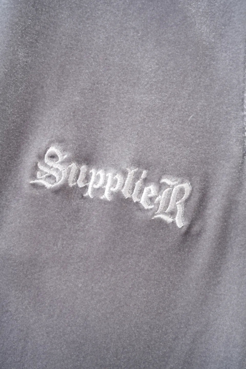SUPPLIER】 Micro Cross Rhinestone Velour Track Pants 左腰SUPPLIERロゴ刺繍詳細画像