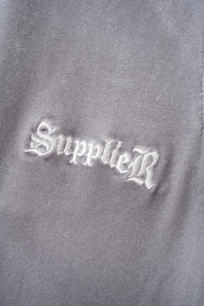 SUPPLIER】 Micro Cross Rhinestone Velour Track Pants 左腰SUPPLIERロゴ刺繍詳細画像