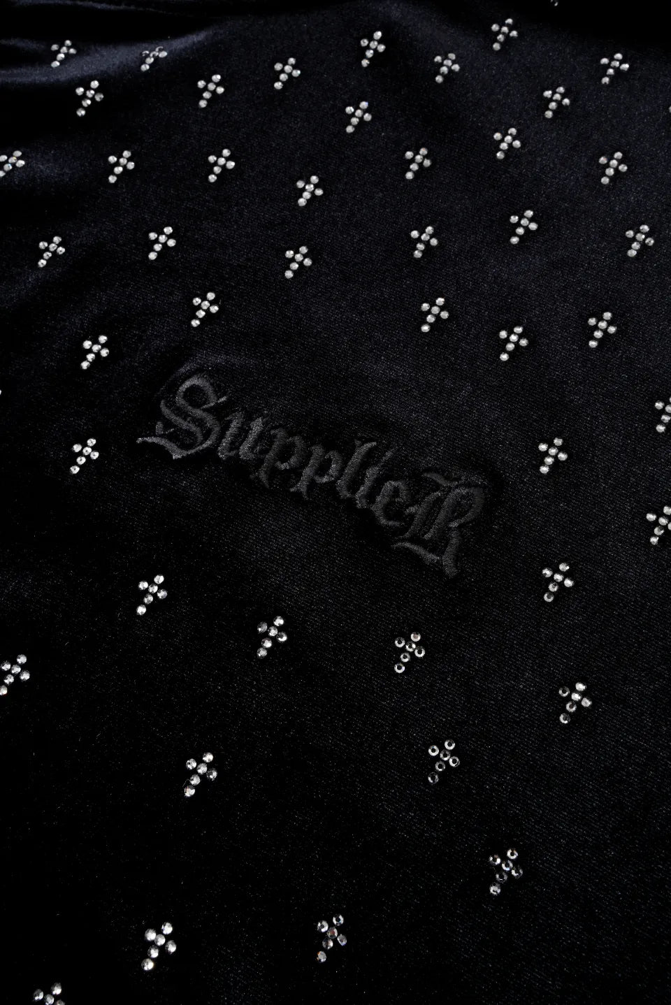 【SUPPLIER】 Micro Cross Rhinestone Velour Zip Hoodie（ブラック） 左胸SUPPLIERロゴ刺繍詳細画像