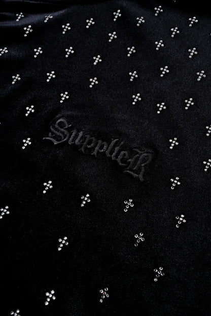 【SUPPLIER】 Micro Cross Rhinestone Velour Zip Hoodie（ブラック） 左胸SUPPLIERロゴ刺繍詳細画像