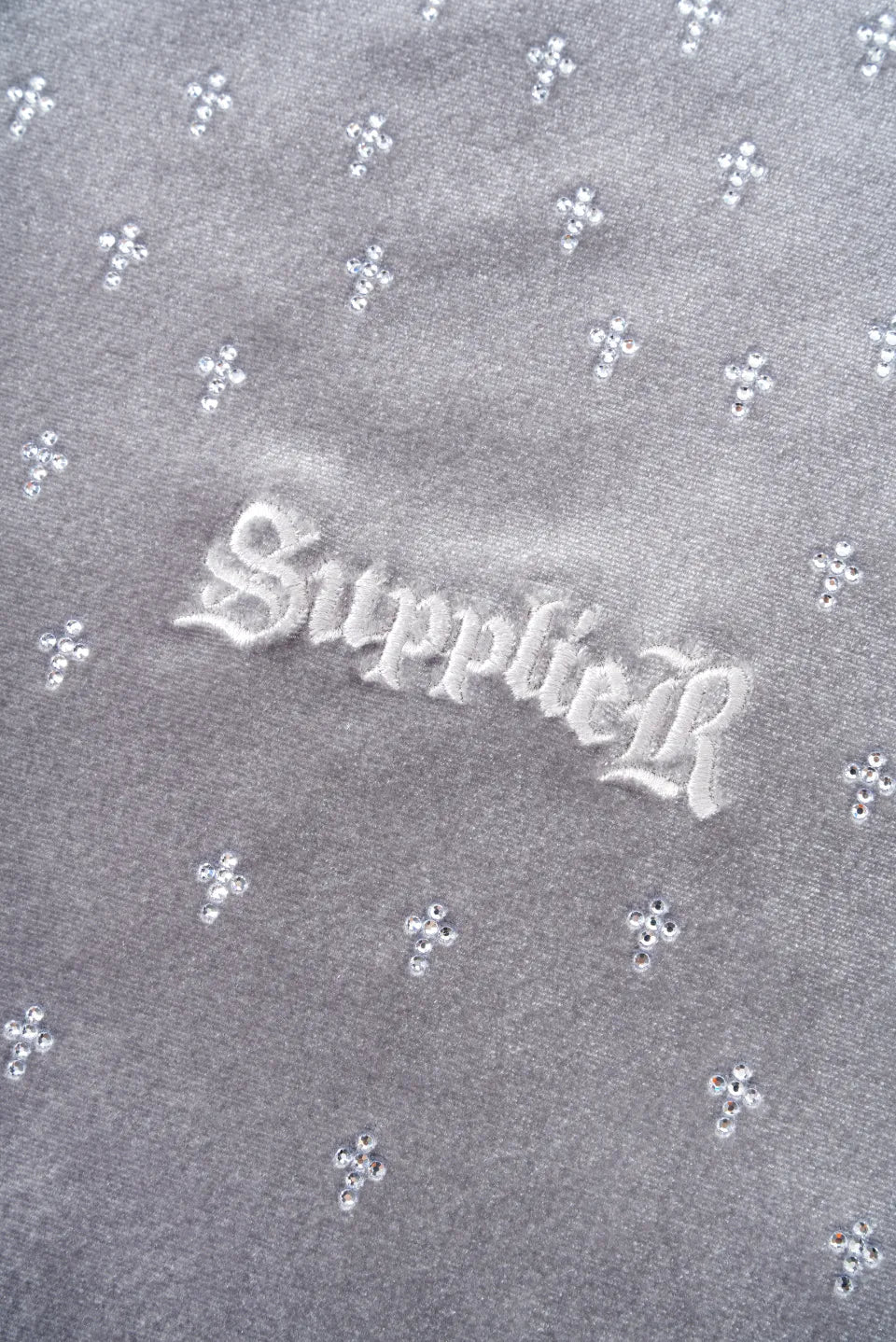 SUPPLIER】 Micro Cross Rhinestone Velour Zip Hoodie（グレー） 左胸SUPPLIERロゴ刺繍詳細画像