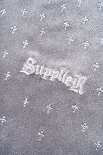 SUPPLIER】 Micro Cross Rhinestone Velour Zip Hoodie（グレー） 左胸SUPPLIERロゴ刺繍詳細画像
