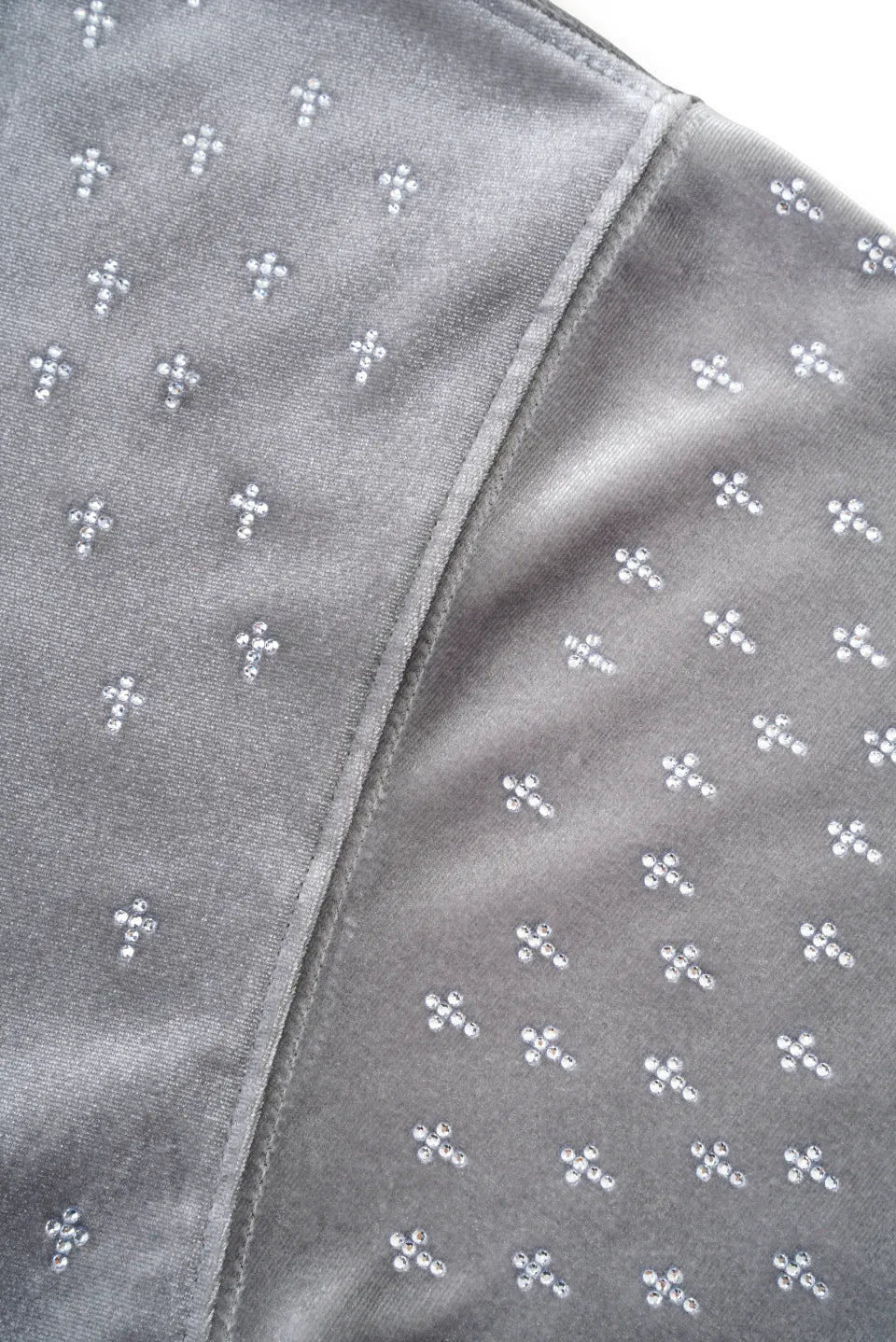 【SUPPLIER】 Micro Cross Rhinestone Velour Zip Hoodie（グレー） 肩周り・袖ラインストーン配置詳細画像