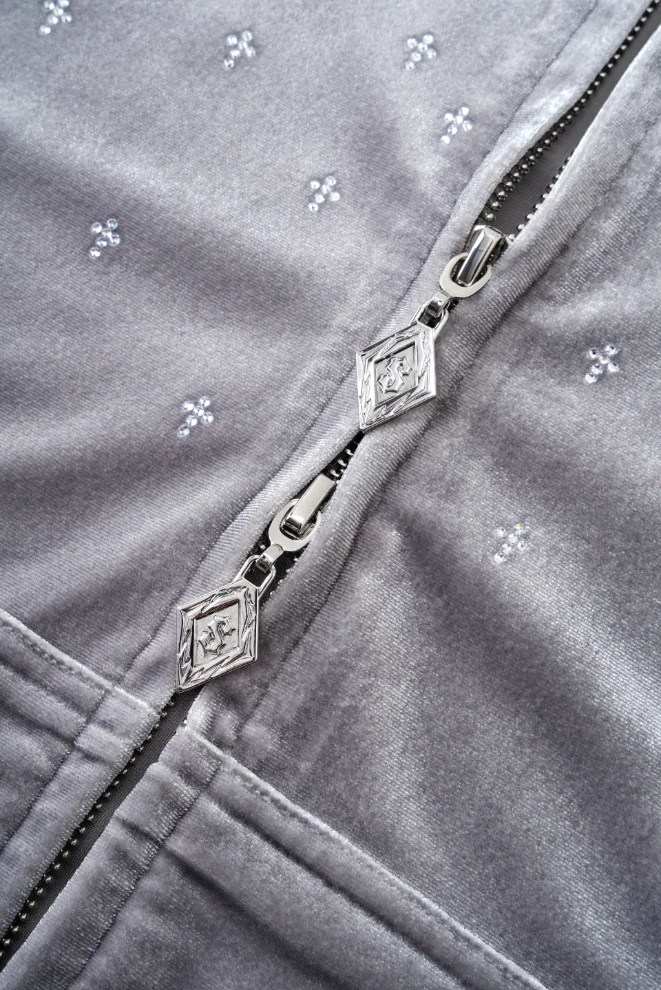 【SUPPLIER】 Micro Cross Rhinestone Velour Zip Hoodie（グレー） ダブルジップ・オリジナルロゴチャーム詳細画像