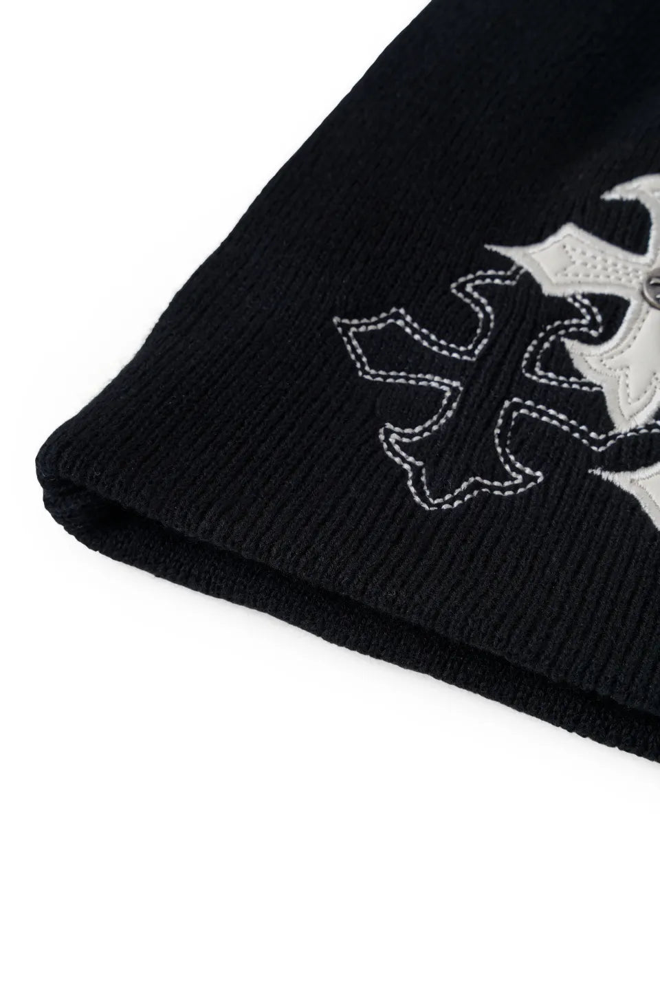 SUPPLIER ビーニー ブラックの裾口リブ＆クロス刺繍ステッチディテール拡大