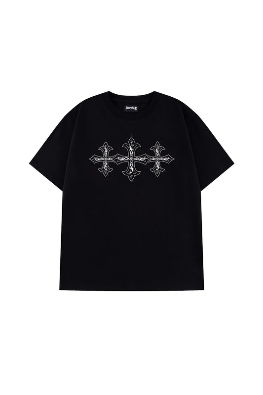 SUPPLIER】 Rhinestone Triple Cross Tee （ブラック） 正面全体画像。ラインストーンと刺しゅうで表現されたトリプルクロスとトライバルのグラフィック。