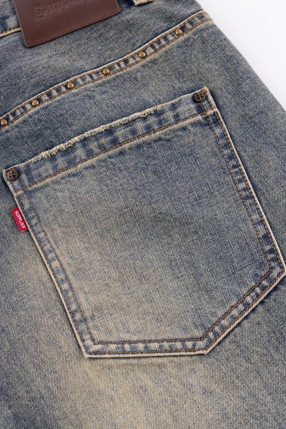 【SUPPLIER】 Studs Tribal Leather Patch Curve Denim （BLUE）バックポケット＆スタッズ切替ディテール