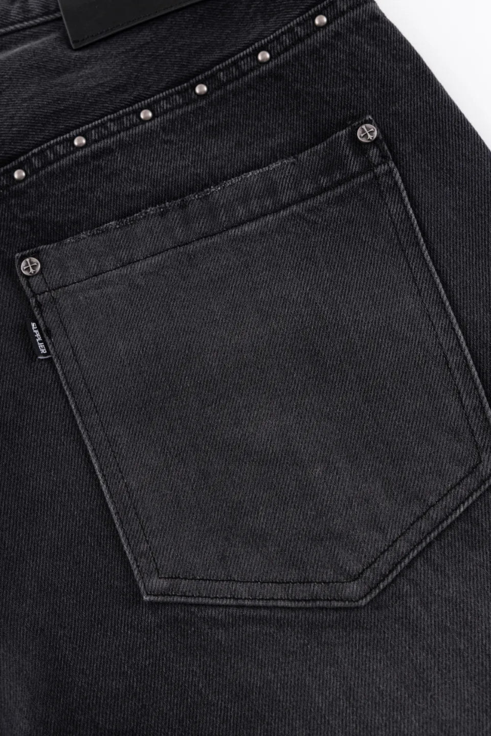 【SUPPLIER】 Studs Tribal Leather Patch Curve Denim バックポケット・スタッズディテール画像