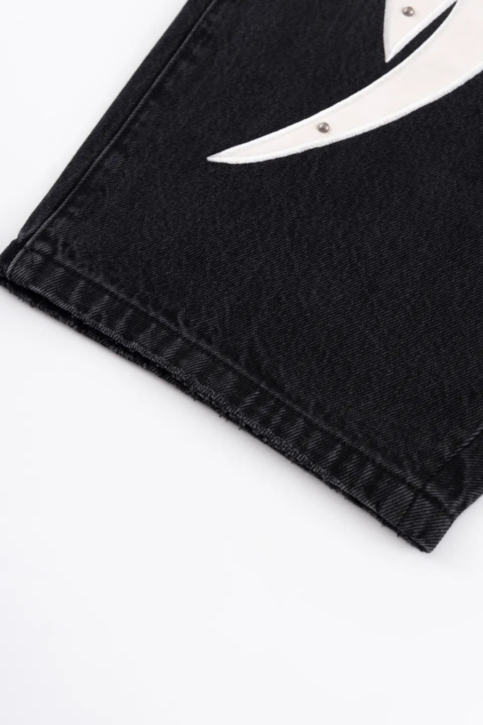 【SUPPLIER】 Studs Tribal Leather Patch Curve Denim 裾口・ウォッシュ加工ディテール画像
