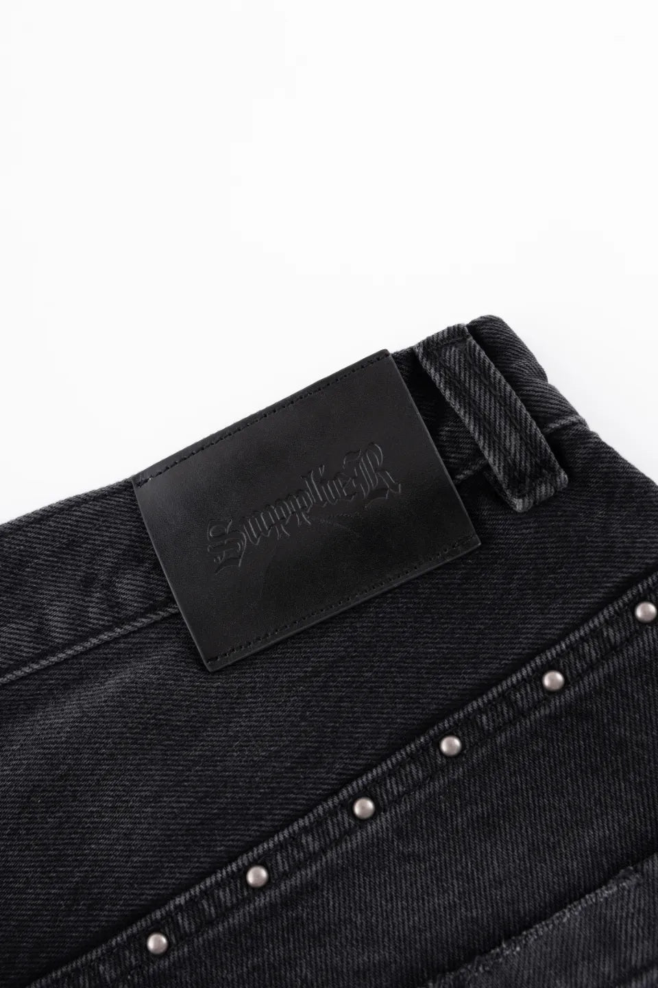 【SUPPLIER】 Studs Tribal Leather Patch Curve Denim ウエストバック革パッチディテール画像