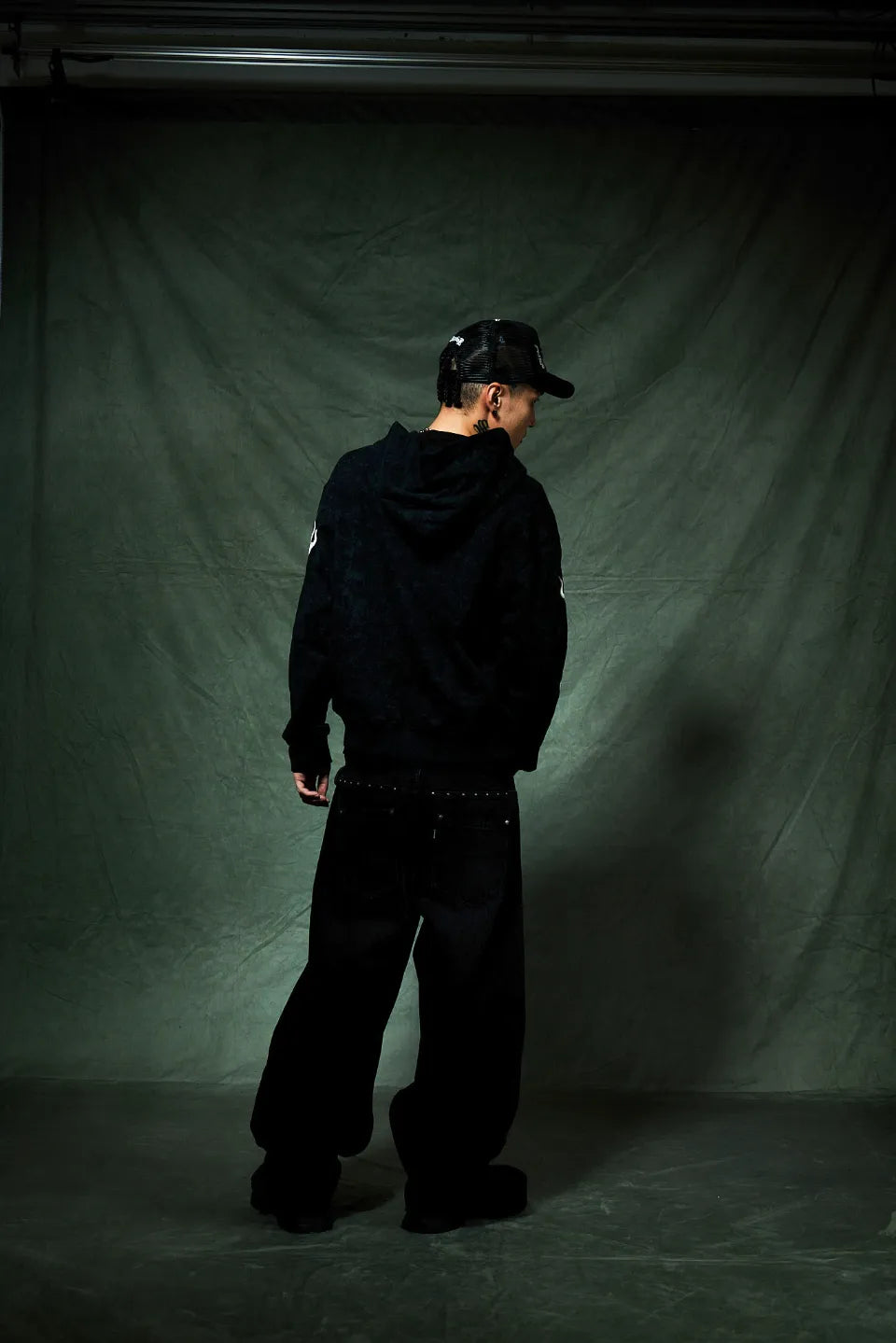 【SUPPLIER】 Studs Tribal Leather Patch Curve Denim （BLACK） 背面着用画像