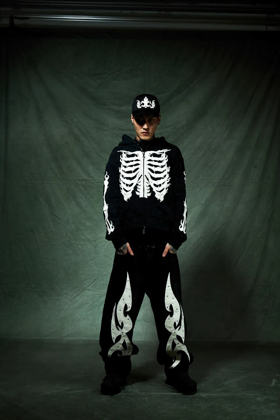 【SUPPLIER】 Studs Tribal Leather Patch Curve Denim （BLACK） 正面着用画像
