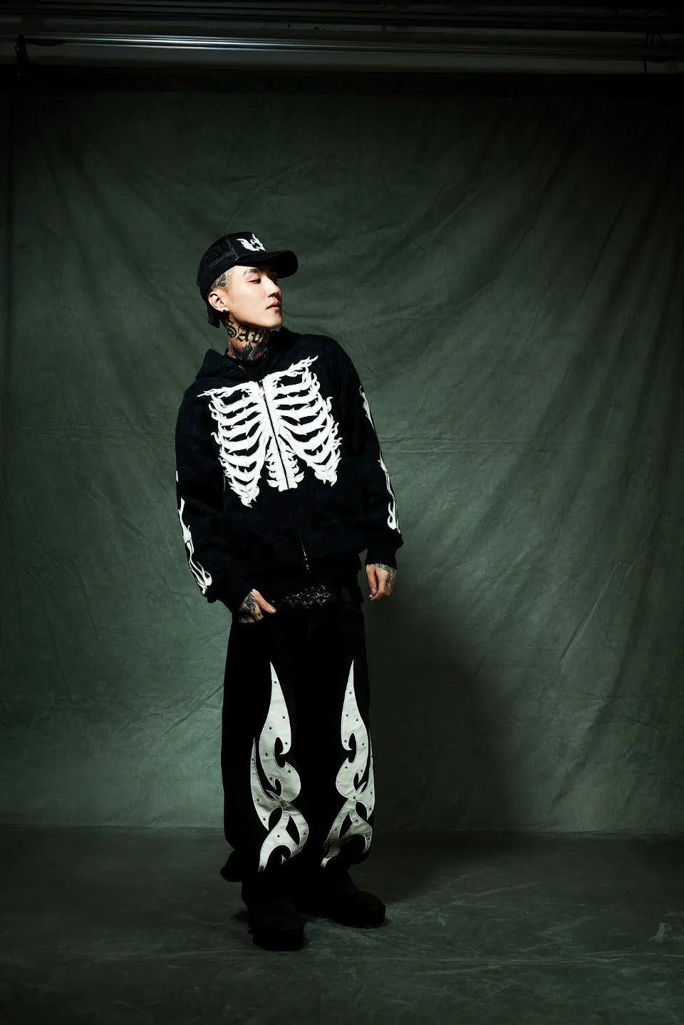【SUPPLIER】 Studs Tribal Leather Patch Curve Denim （BLACK） 斜め着用画像