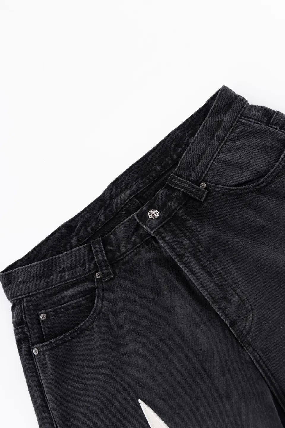 【SUPPLIER】 Studs Tribal Leather Patch Curve Denim（ブラック） ウエスト正面ディテール