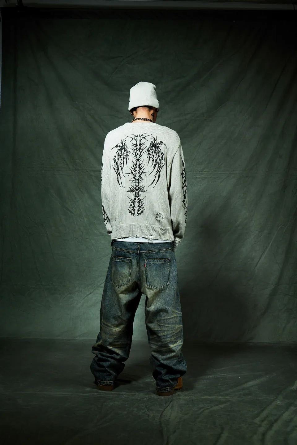 【SUPPLIER】 Studs Tribal Leather Patch Curve Denim （BLUE） 着用ルック 背面全身
