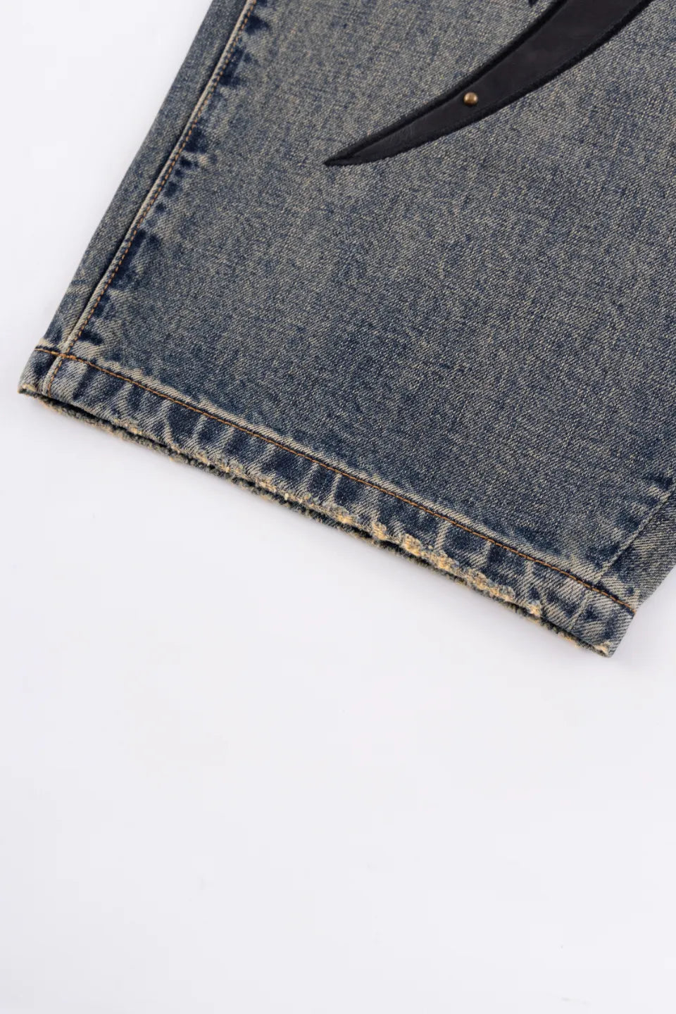 【SUPPLIER】 Studs Tribal Leather Patch Curve Denim（BLUE） 裾加工ディテール