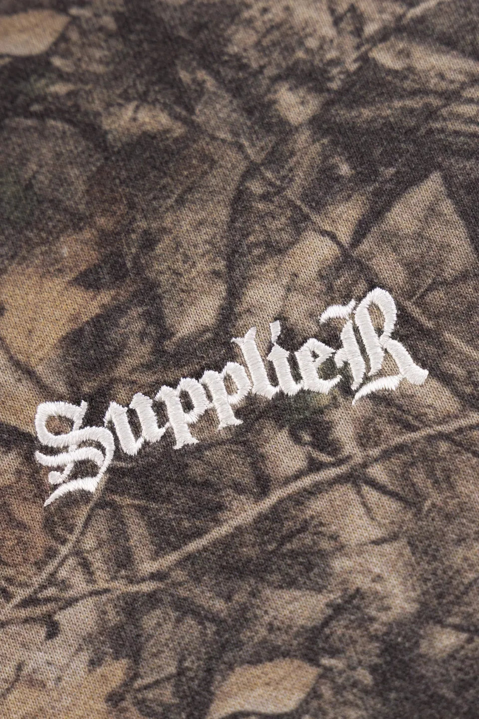 SUPPLIER ジップパーカー 左胸ブランドロゴ刺繍ディテール拡大