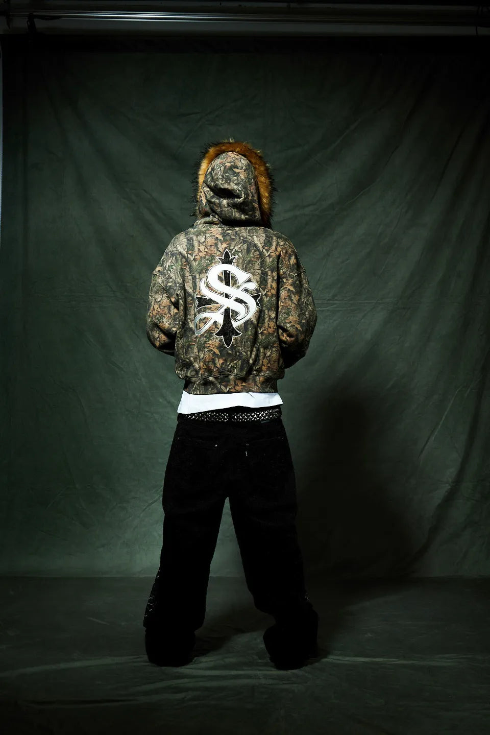 SUPPLIER Tree Camo Fur Cross Zip Hoodie 背面ラインストーン クロスロゴ刺繍 着用バック全体モデルカット