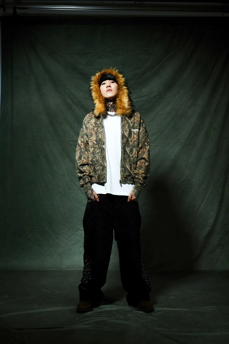 SUPPLIER Tree Camo Fur Cross Zip Hoodie ツリーカモ フェイクファージップパーカー 着用フロント全体モデルカット