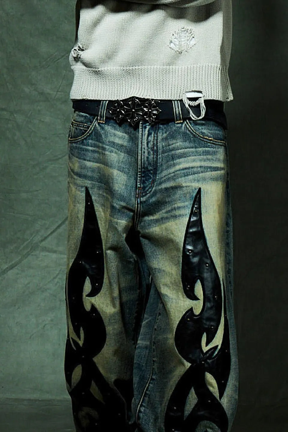 【SUPPLIER】 Triple Cross Buckle Belt モデル着用画像。